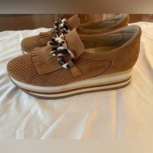 Softwaves Cadie cognac slip-on platform sneaker. Size 38.